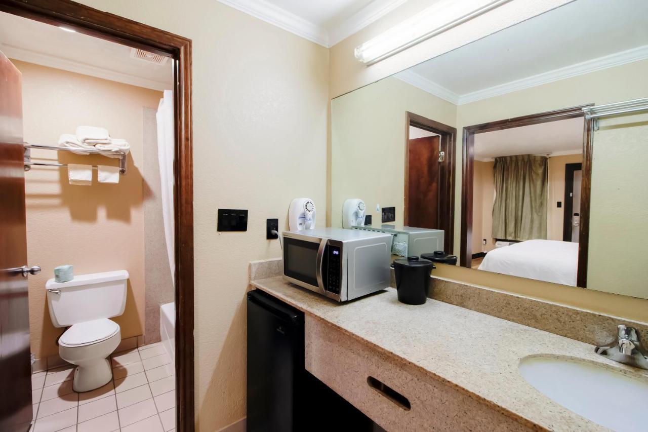 Oyo Pinewood Inn & Suites Silsbee Dış mekan fotoğraf