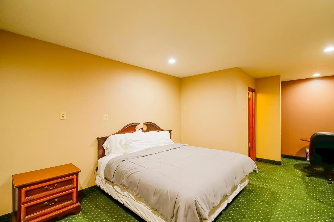Oyo Pinewood Inn & Suites Silsbee Dış mekan fotoğraf
