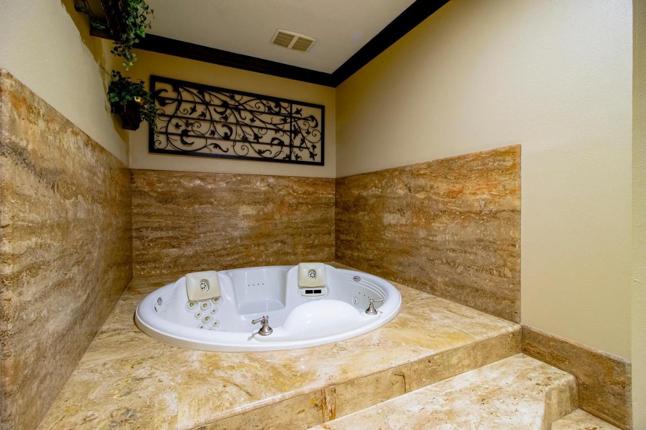 Oyo Pinewood Inn & Suites Silsbee Dış mekan fotoğraf