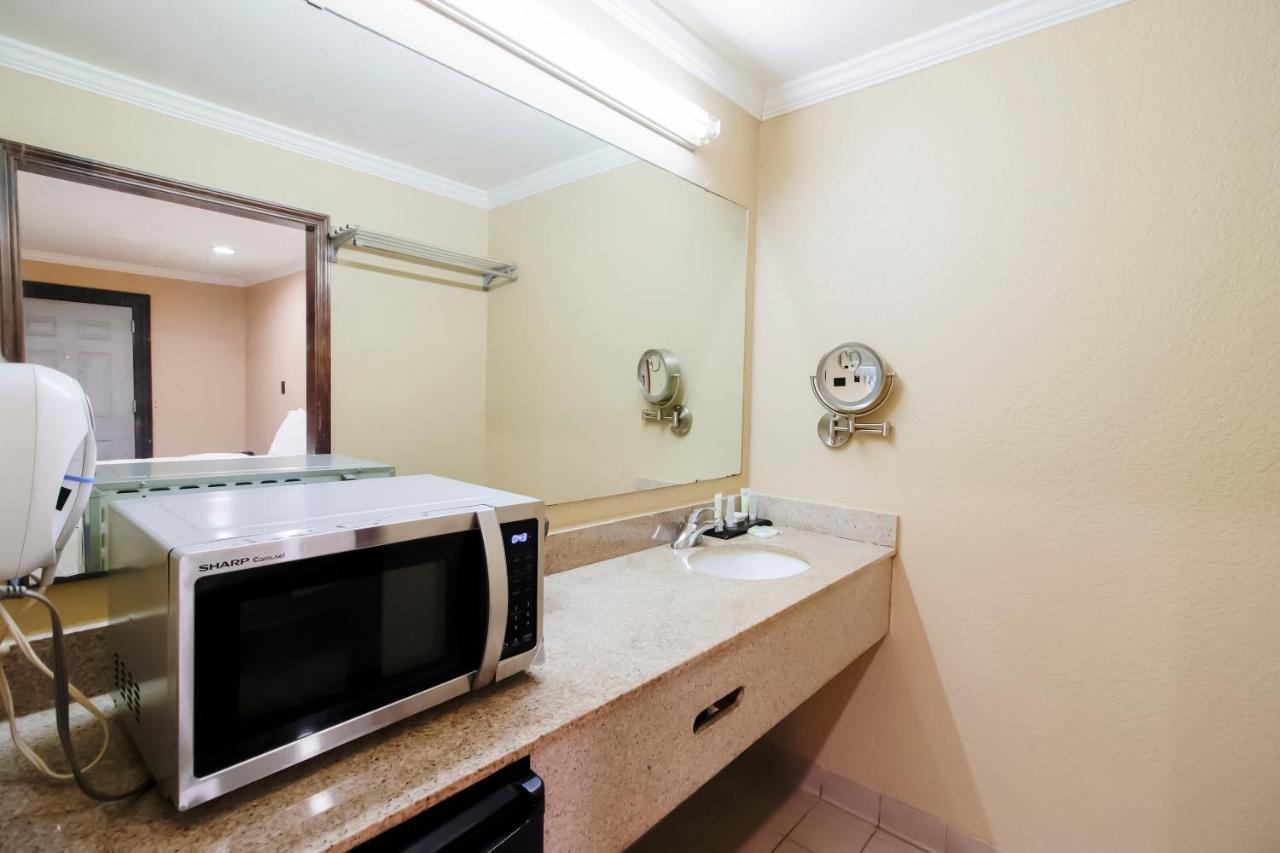 Oyo Pinewood Inn & Suites Silsbee Dış mekan fotoğraf