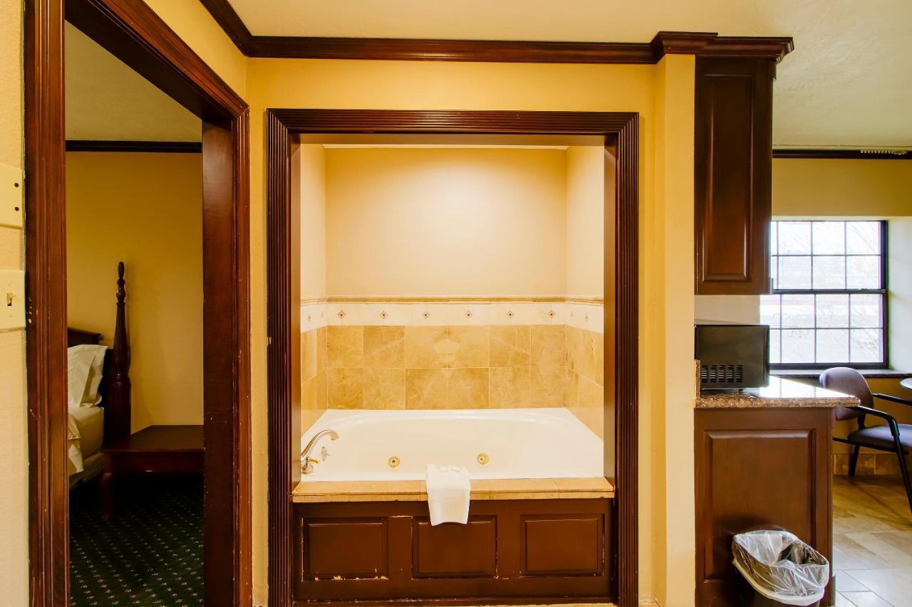 Oyo Pinewood Inn & Suites Silsbee Dış mekan fotoğraf